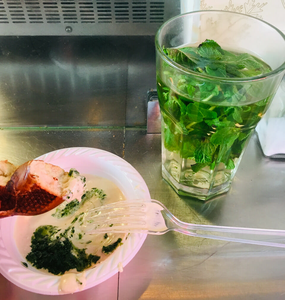 Kringel mit Dip und Pfefferminztee
