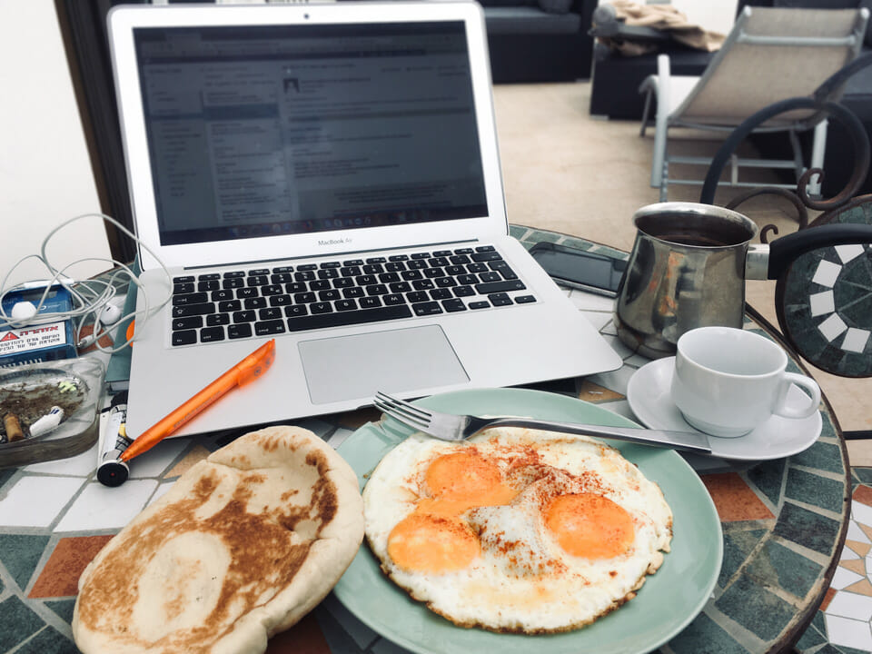 Frühstück bei der Arbeit
