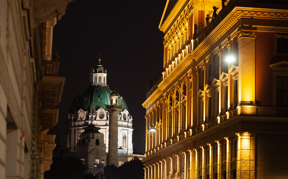 Karlskirche bei Nacht