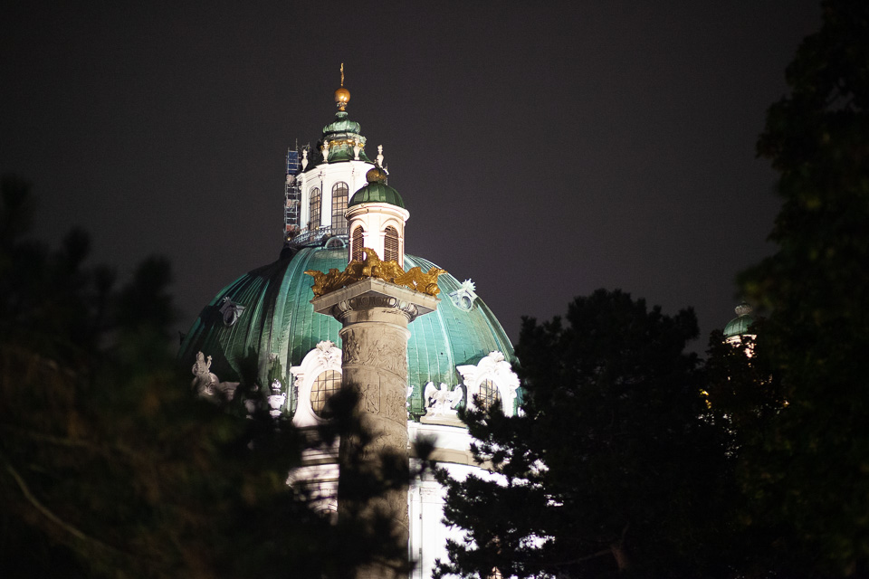Karlskirche bei Nacht